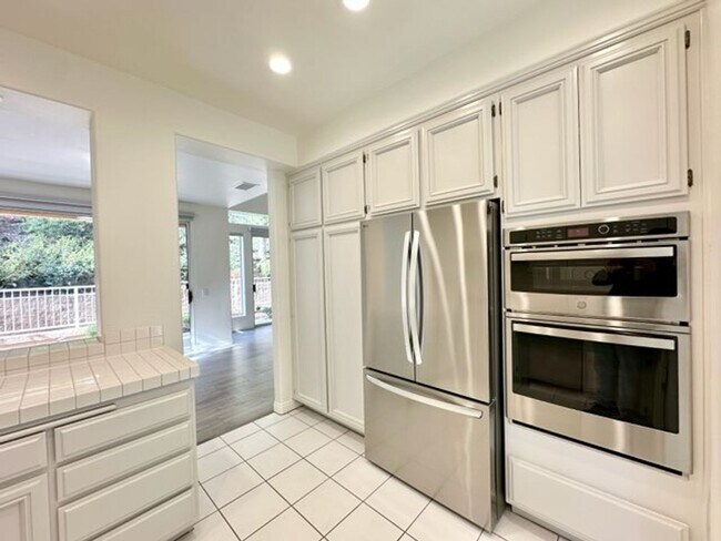 Building Photo - Beautiful home located in the coveted Rancho San Rafael area of Glendale