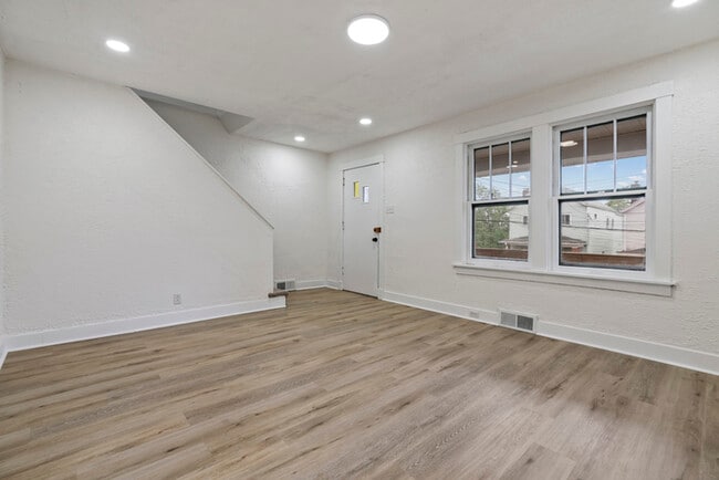 Building Photo - 2217 Hawthorne Ave