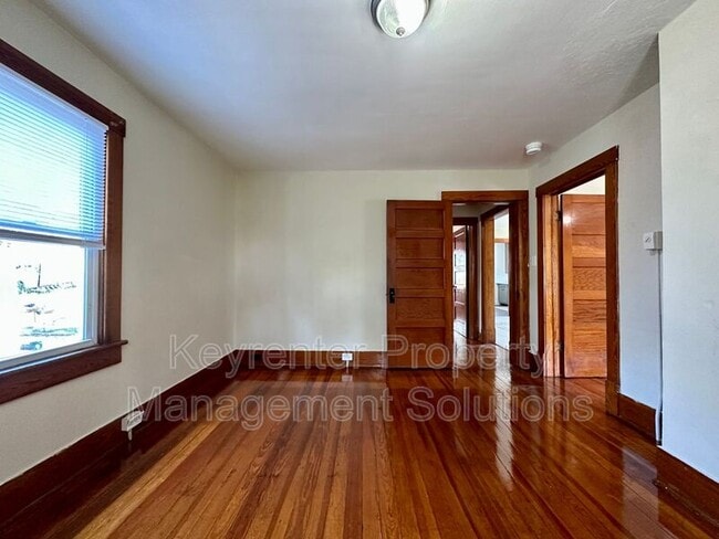 Building Photo - 304 Straith St
