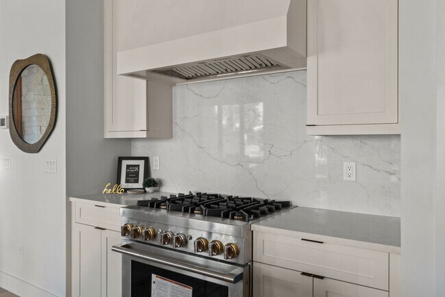 Building Photo - Exquisite Town home living: Bends desirabl...