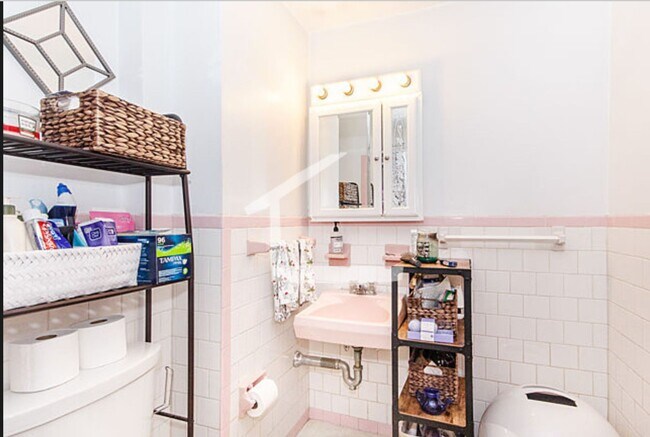 Building Photo - 2 Bedroom Unit in Beacon Hill, heat, Hot W...
