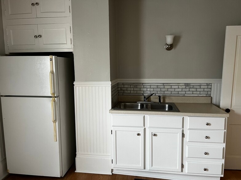 Building Photo - 2247A N. Summit Ave