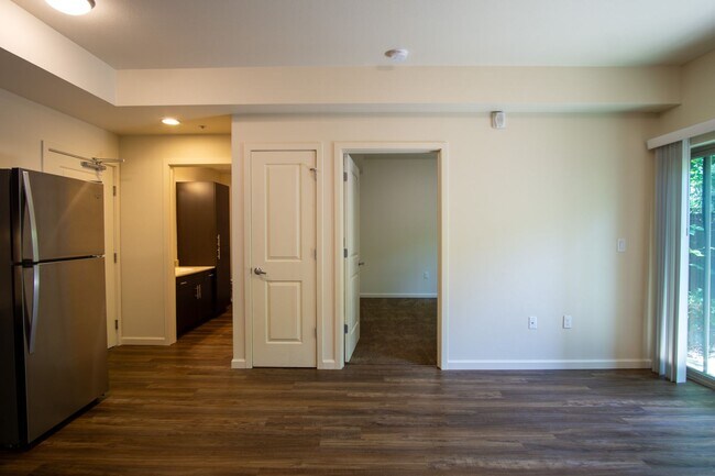 Building Photo - Great Modern 1 Bedroom in Sellwood w/ W&D + Private Patio