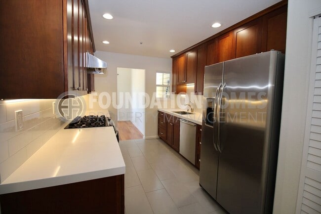 Building Photo - Bright Renovated 2BD/2.5BA Near China Camp...