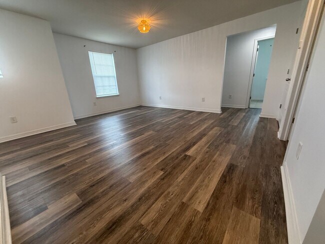 Building Photo - Spacious Riverview Rental in South Fork Lakes with Oversized Screened Patio & 2-Car Garage