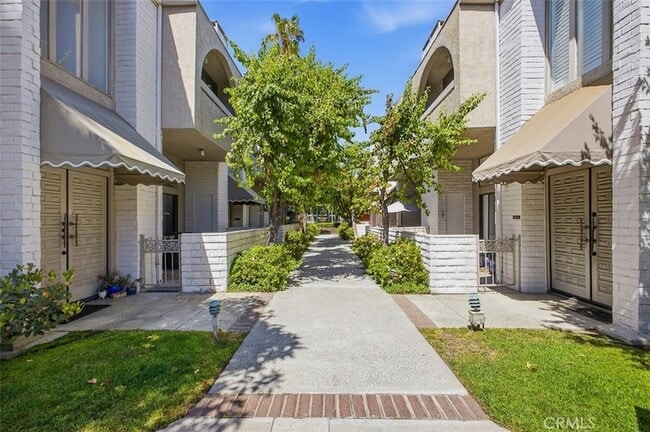 Building Photo - 5305 White Oak Ave