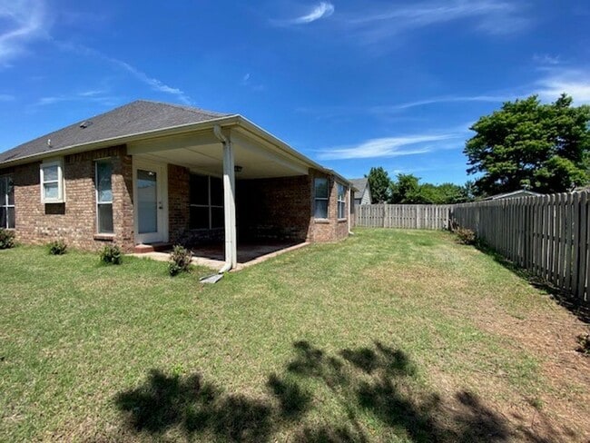Building Photo - AVAILABLE NOW!! Corner lot 3-Bed, 2-Bath, ...