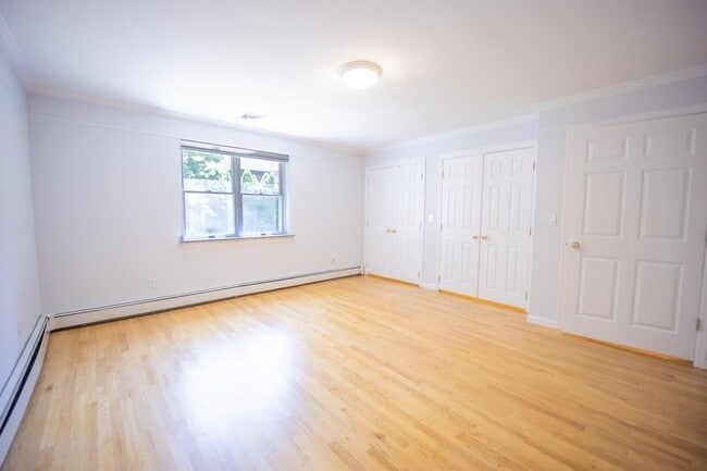 Building Photo - 685 Gramatan Ave