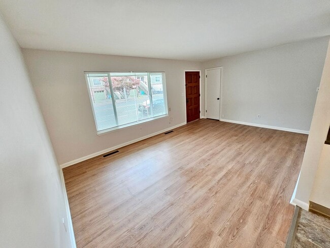 Building Photo - Newly Updated 3 Bed, 1.5 Bath Duplex Unit with Garage in Lovely Inner SE