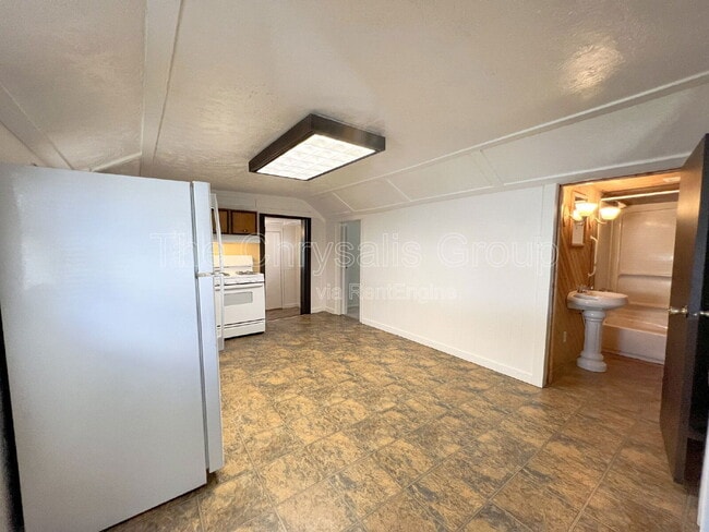 Building Photo - 230 Creve Coeur St