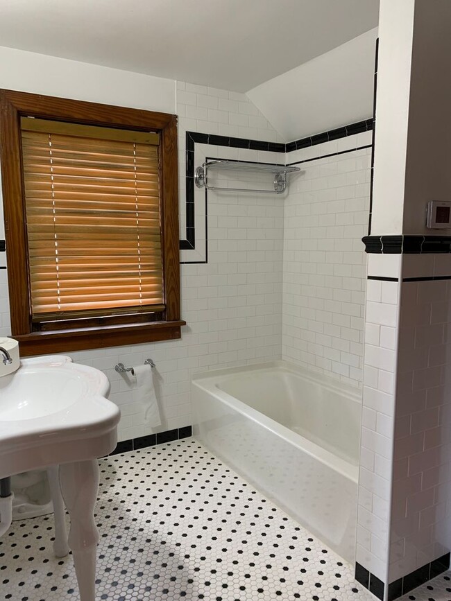 Building Photo - Charming 3-Bedroom Home on Spacious Corner...
