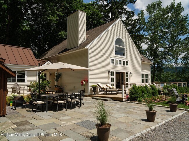 Primary Photo - 121 Queechy Lake Dr