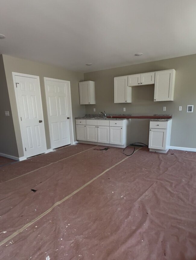 Building Photo - 3 Bedroom, 1.5 Bath Duplex