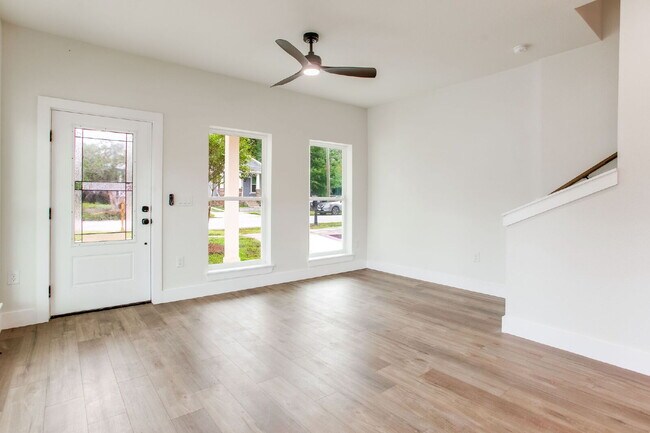 Building Photo - New Construction, 3 bed 3 bath near downtown!