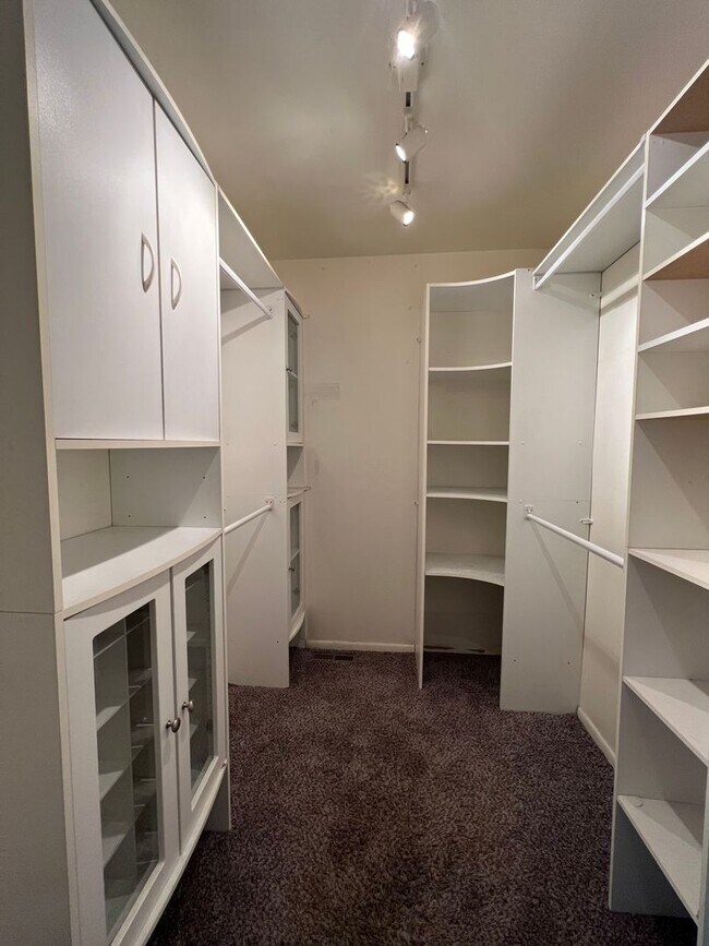 Building Photo - 3 Bedroom Condo in Cinnimon Courtyards