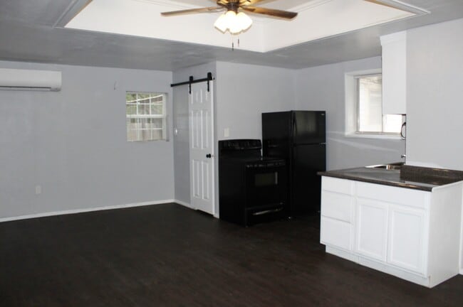 Building Photo - STUDIO GARAGE APARTMENT, ALL BILLS PAID