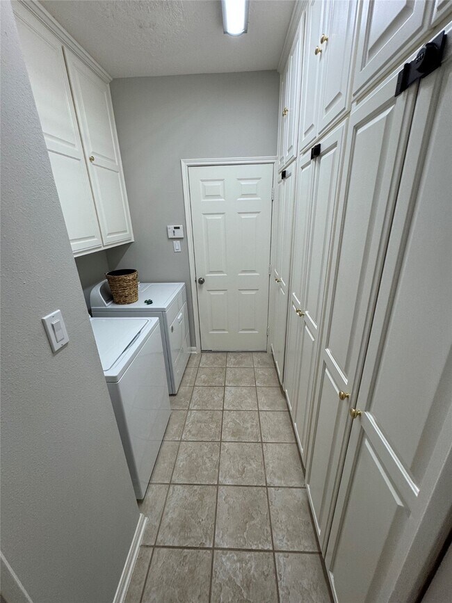 Building Photo - 14024 Shoreline Dr