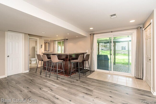 Building Photo - 668 Sherry Dr
