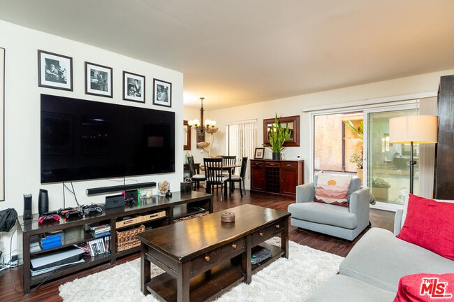 Building Photo - 1730 Camino Palmero St