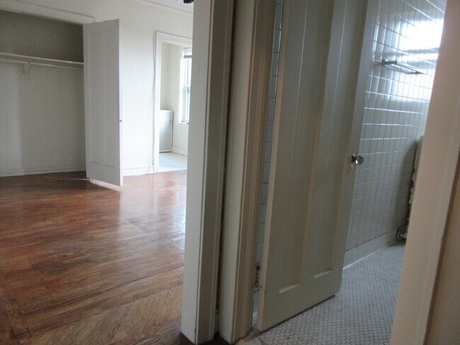Building Photo - 3602 N Pine Grove Ave