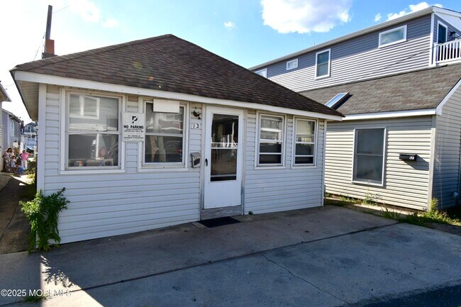 Building Photo - 13 Danby Pl