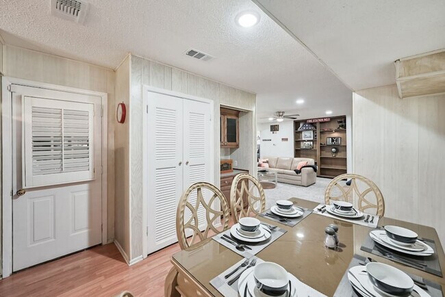 Building Photo - 1712 Meadowlane Terrace