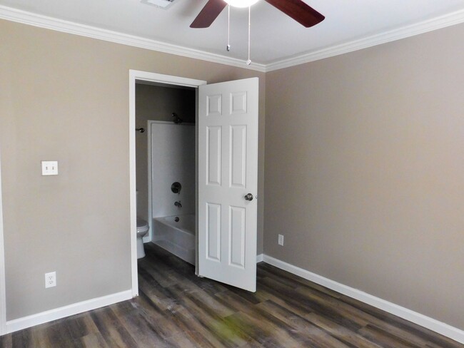 Building Photo - Room For Rent