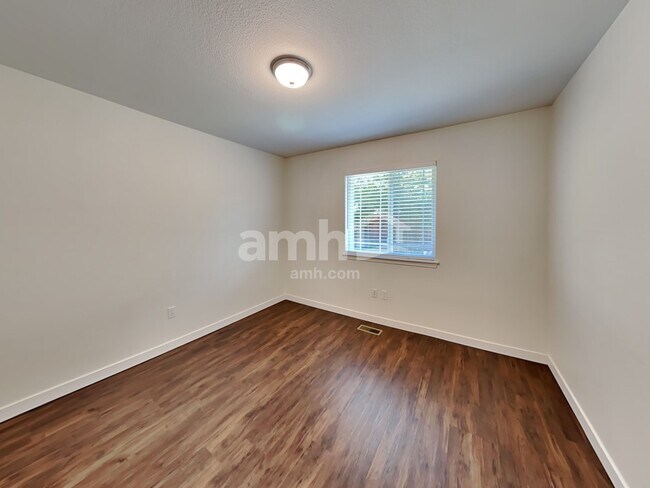 Building Photo - 10415 Red Fern Ct SE