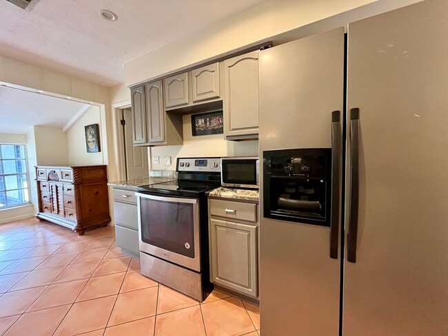 Building Photo - 3 bed/ 2 bath Beauty!