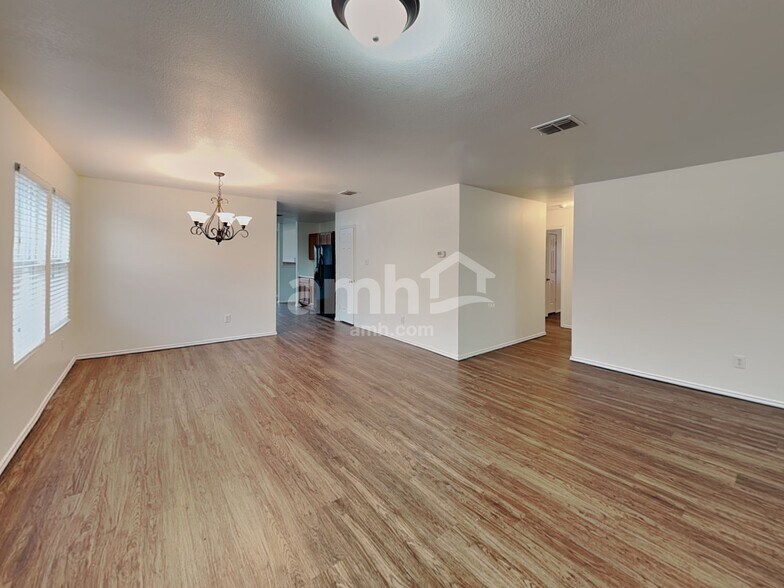 Building Photo - 811 Wild Prairie Dr