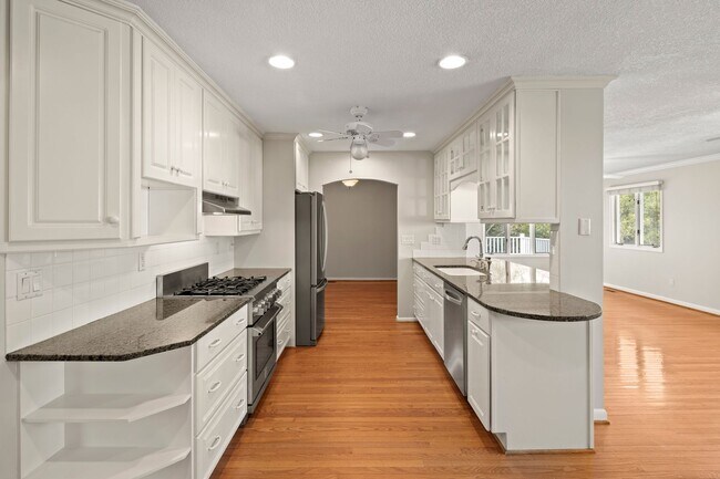 Building Photo - Spacious Updated Ranch