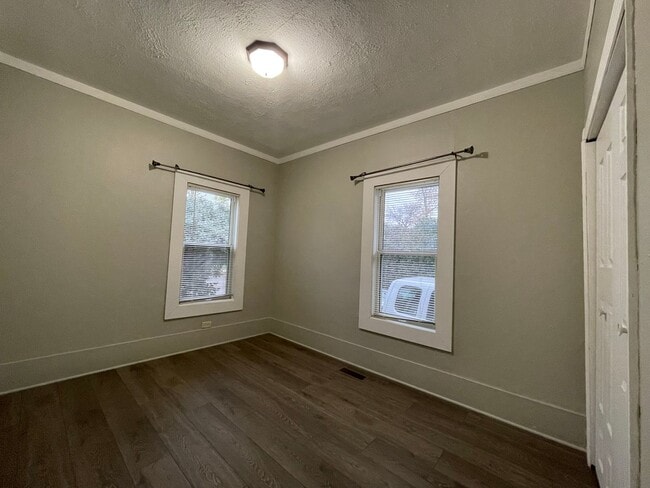 Building Photo - Cozy Three Bedroom in the Heart of Minot
