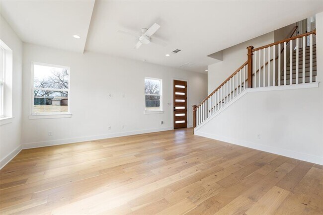 Building Photo - 302 East Dr