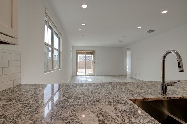 Building Photo - Gorgeous 5 Bedroom Lennar Home built 3 years ago still like new!!!  5 bedrooms in Northern Crossi...