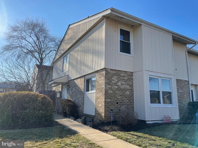 Building Photo - 9995 Campus Way S