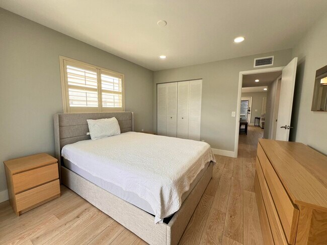 Building Photo - 698 Normandy Ln