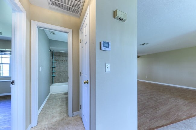 Building Photo - price drop!! PET FRIENDLY- WATERFRONT- SPACIOUS- CENTRAL LOCATION