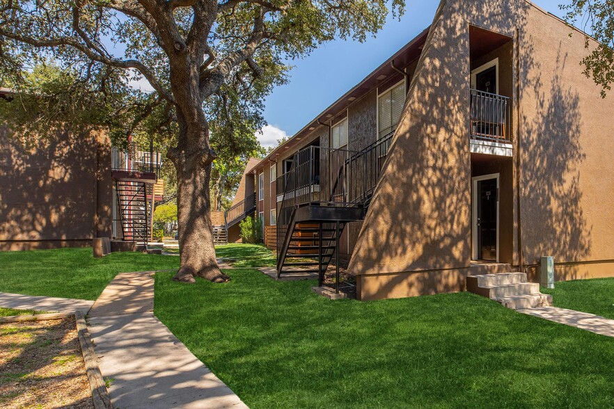 Primary Photo - Green Oaks at Medical Apartments