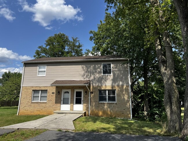 Building Photo - 236 Trimble Ave