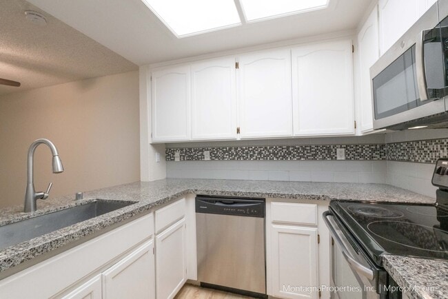 Building Photo - Spacious Townhome - GARAGE - Light and Bri...