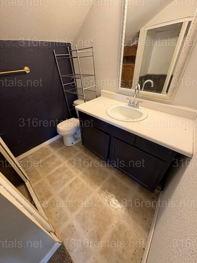 Building Photo - $775 - 2 bed 2 bath - Single Family Home