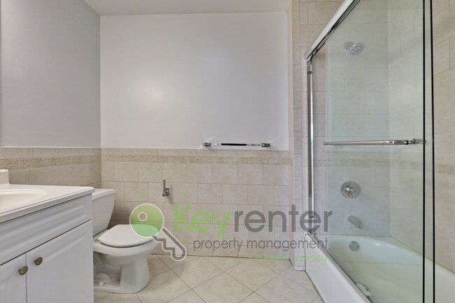 Building Photo - Top-Floor 2BR/2BA Condo with NYC Views + P...