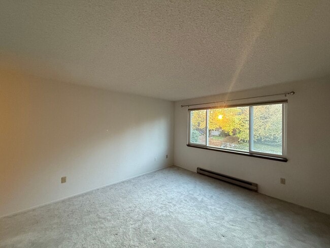 Building Photo - Lovely 2-Bedroom End Unit Condo in Cedarwo...