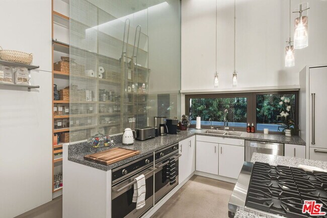 Building Photo - 1849 Fox Hills Dr