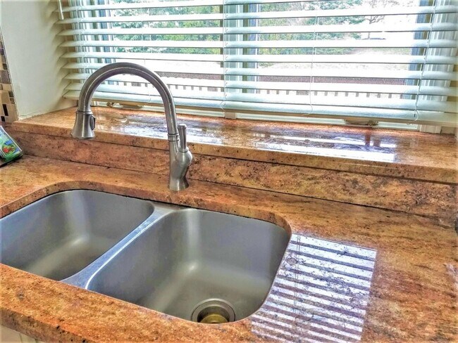 Building Photo - 45866 Fountain View Dr