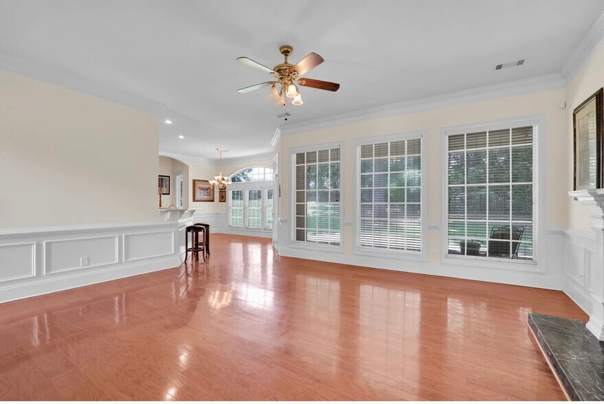 Building Photo - 8225 Seven Oaks Dr