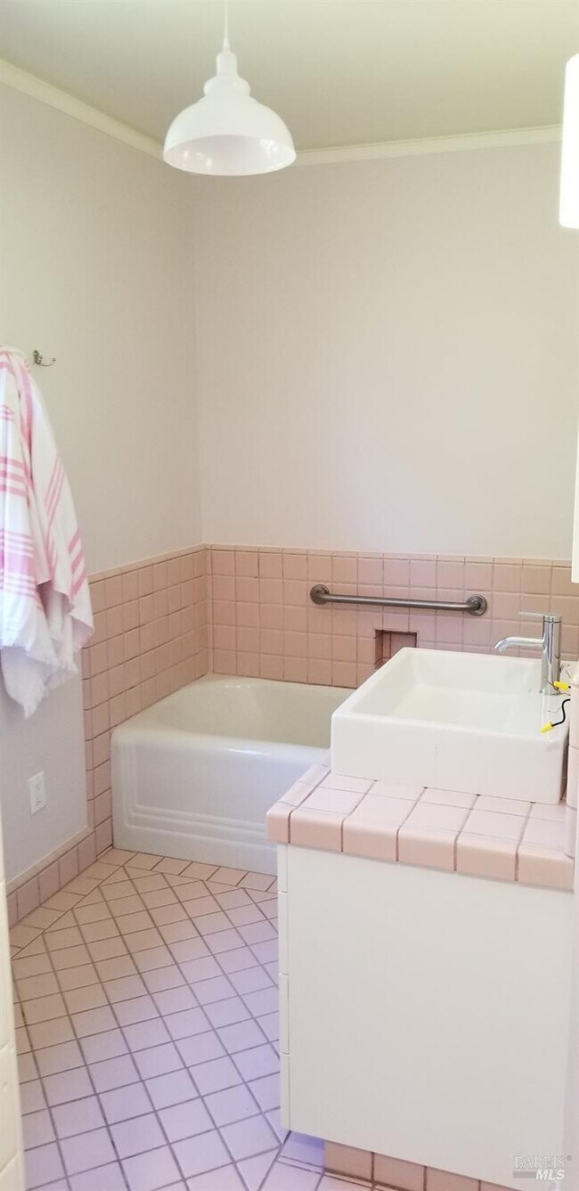 Building Photo - 20 Vista Dr