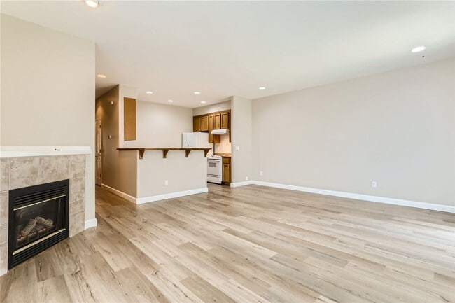 Building Photo - Spacious Two-Level Duplex Home with Fenced Backyard in Hillsboro!