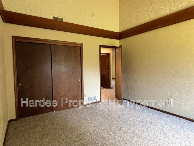 Building Photo - 9903 W Westview Dr