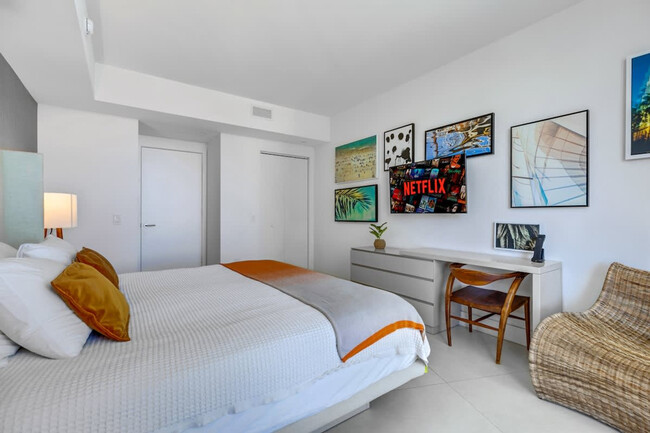 Building Photo - 4011 S Ocean Dr